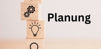 Bauklötze gestapelt, darauf abgebildet Zahnrad und Glühbirne, daneben Schriftzug Planung