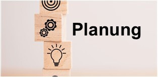 Bauklötze gestapelt, darauf abgebildet Zahnrad und Glühbirne, daneben Schriftzug Planung
