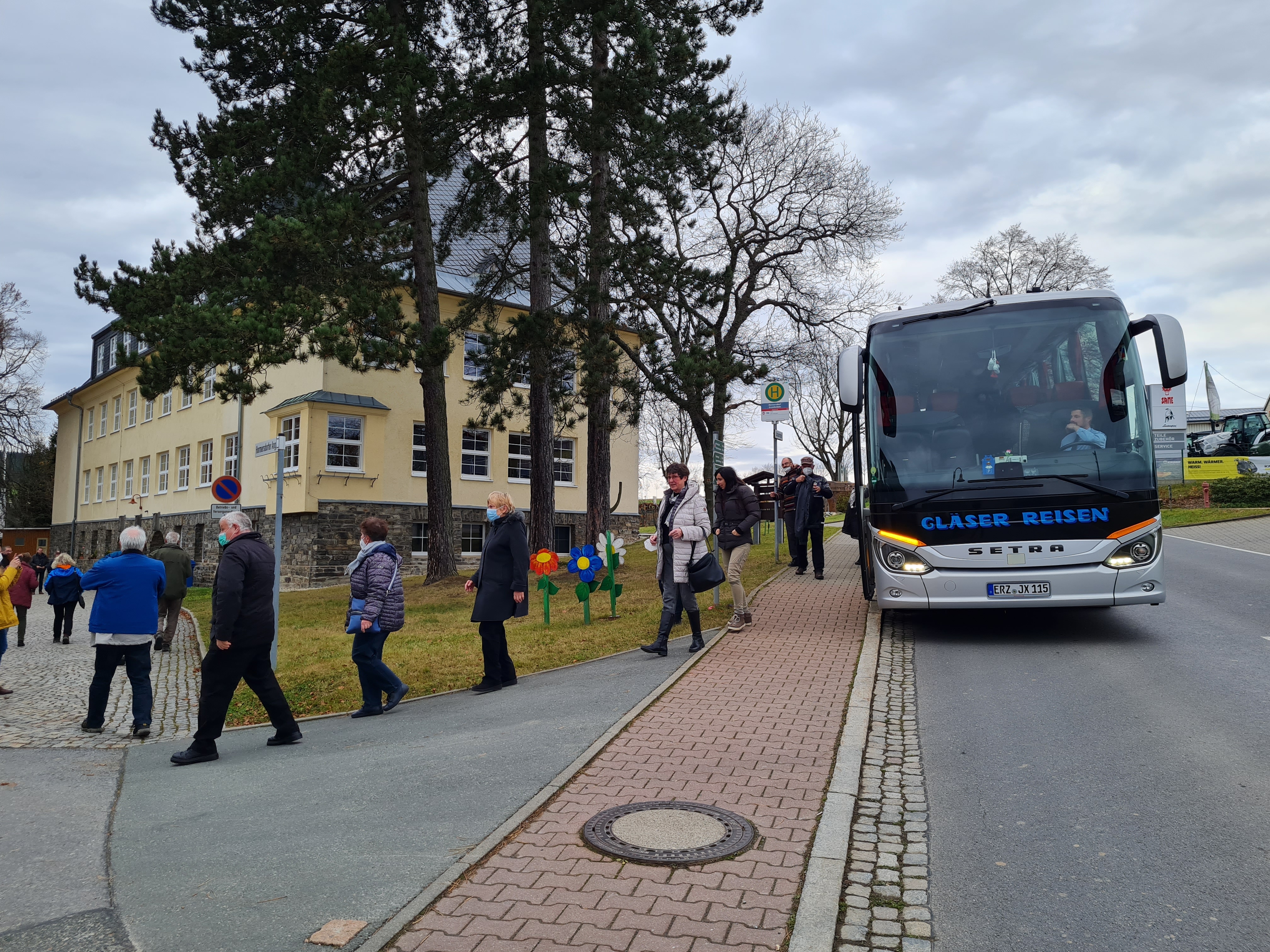 On Tour mit Gläser Reisen - Hier bei der Station in Hormersdorf zur Besichtiung des LEADER-Projektes in der Grundschule.