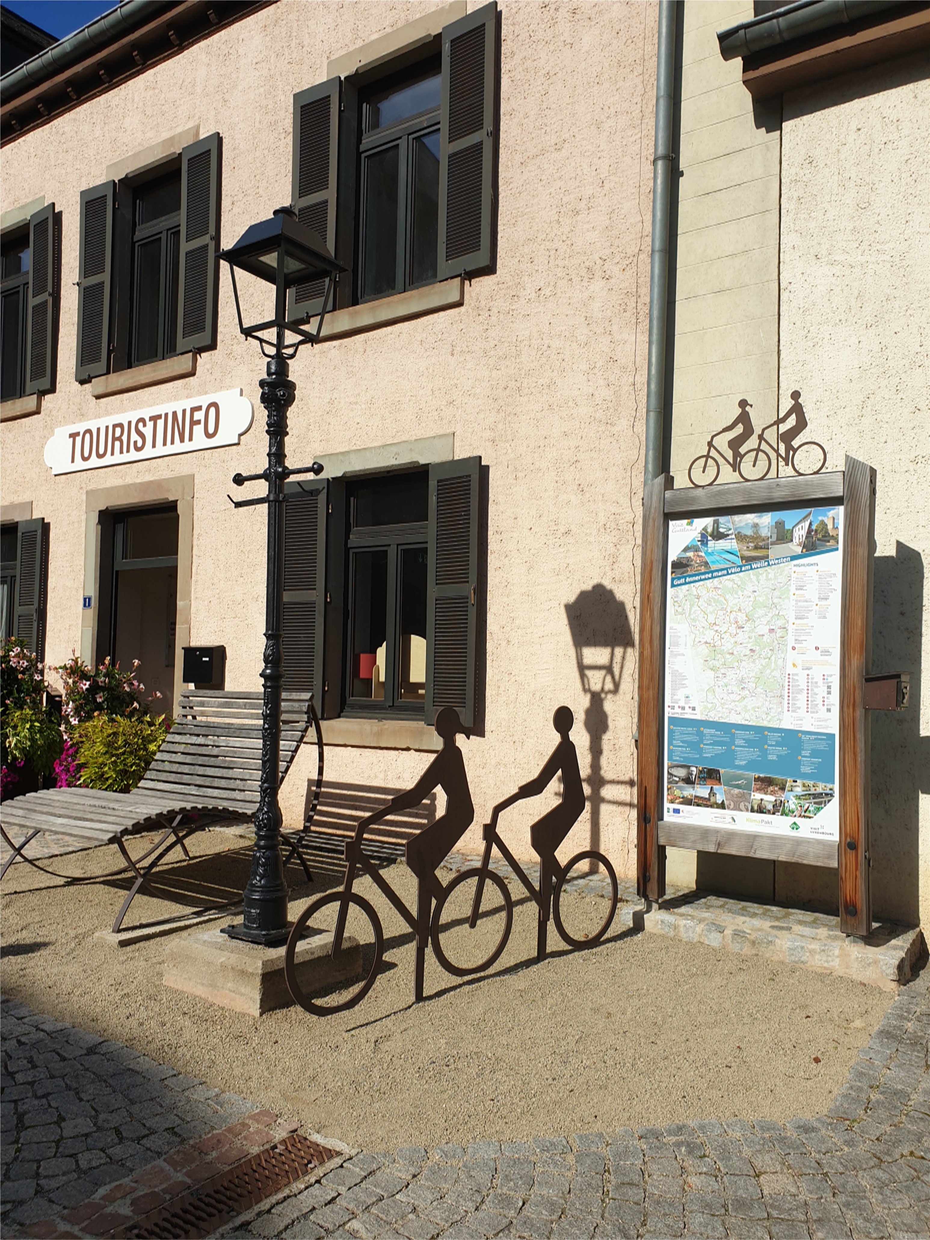 Radwegekarte vor der Tourist-Information in Useldingen