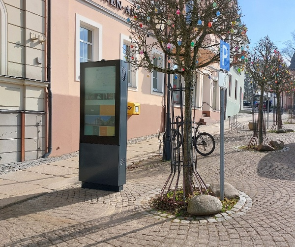 Koordination und Errichtung von Informationsterminals zur Erreichbarkeit der Gäste und Einheimischen außerhalb der Tourist-Information - im Bild Standort Zwönitz
