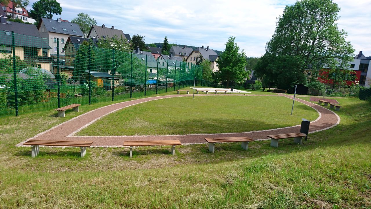 Blick vom hinteren Teil des Schulhofes Richtung Schulgebäude