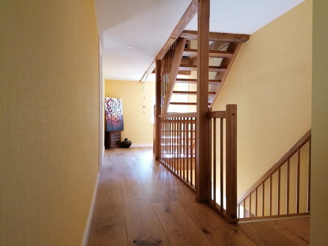 der geräumige Flur wurde mordern gestaltet - Hauptwerkstoff im Haus ist Holz