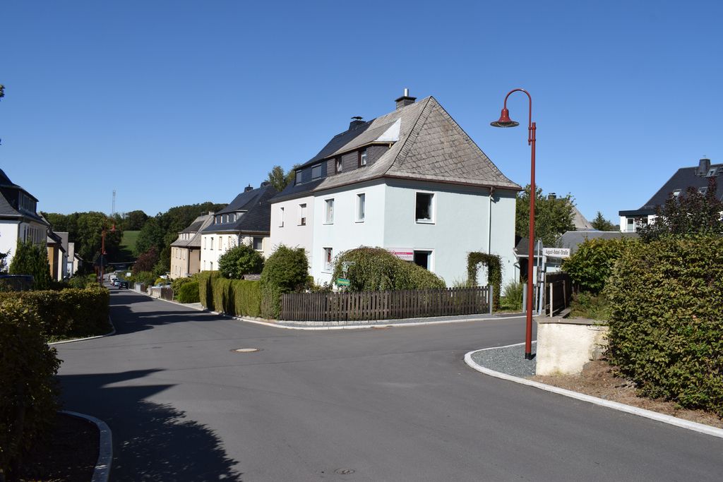 August-Bebelstraße in Dittersdorf mit neuer Straßendecke